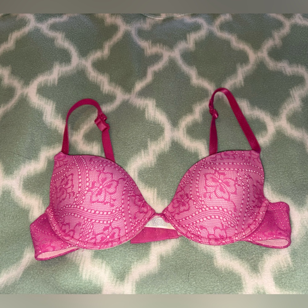 Wonderbra Vibrant Pink Lace Bra